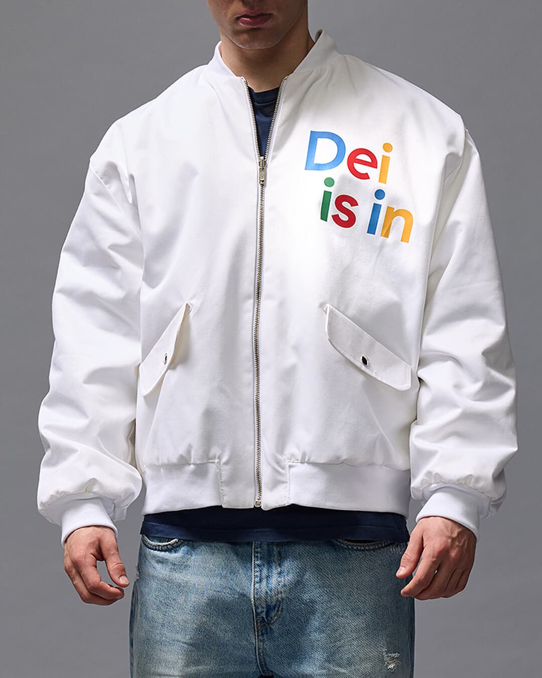 'DEI IN' Musta bomber -tyylinen takki kuvattuna mallin päällä.