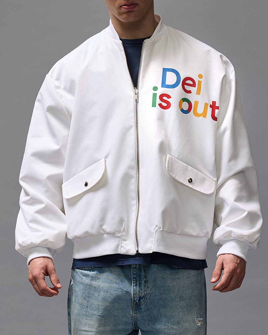 'DEI OUT' Musta bomber -tyylinen takki kuvattuna mallin päällä.