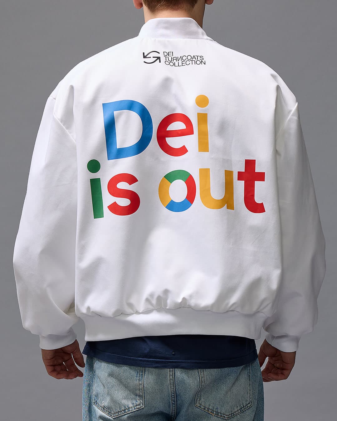 'DEI OUT' Musta bomber -tyylinen takki kuvattuna mallin päällä.